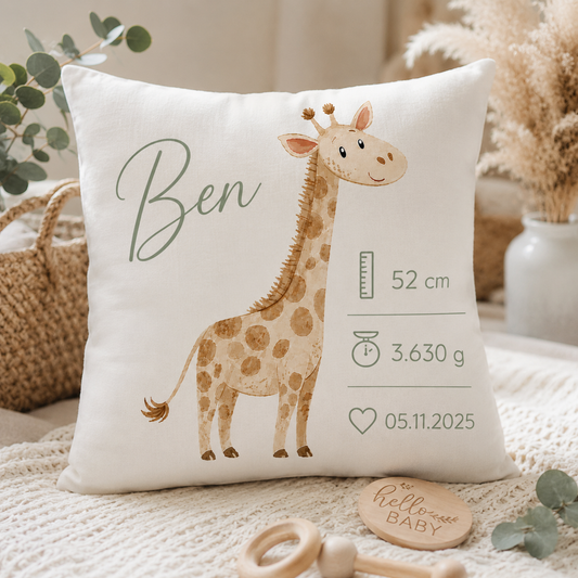Personalisiertes Baby-Dekokissen mit Giraffe und Wunschname zur Geburt