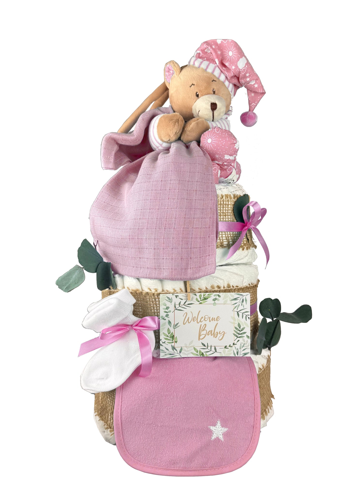 Freigestellte rosa Windeltorte ohne Personalisierung mit Spieluhr-Teddy, Musselintuch, Söckchen, Karte und Lätzchen.