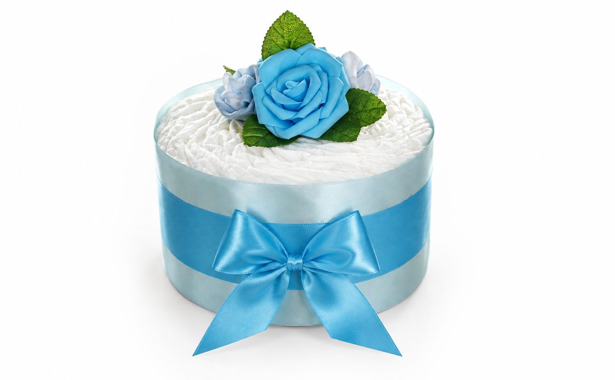 Windeltorte Rosenblüte in Blau mit Satinschleife, großer Rose und zwei Söckchenblüten