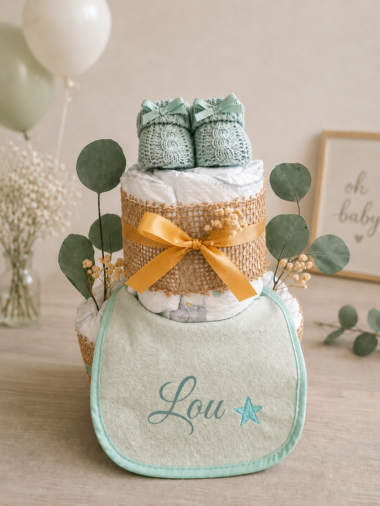 Windeltorte in Salbeigrün mit personalisiertem Lätzchen und gestrickten Booties, Boho-Deko mit Eukalyptus