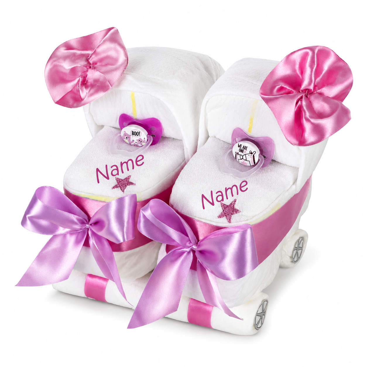 Zwillings-Kinderwagen aus Windeln in Rosa und Flieder, mit zwei Schnullern, Lätzchen „Name“ und Satinschleifen