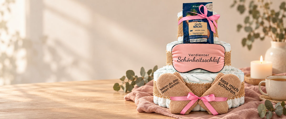 Windeltorte für Mama mit rosa Schlafmaske, Kuschelsocken und Badekristallen