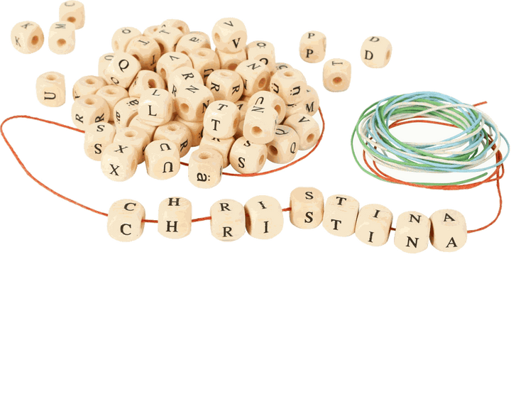 Buchstabenketten aus Holz: bunte Bänder mit aufgefädelten Holzwürfeln, jeder mit einem Buchstaben bedruckt
