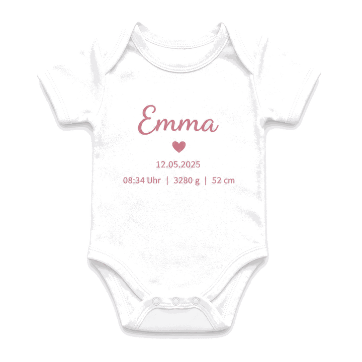 Baby trägt personalisierten Baumwoll-Body mit Wunschtext