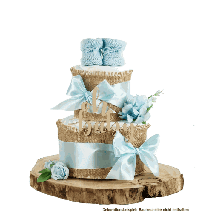 Blaue Windeltorte mit Babyschühchen, Jute, Schleifen und Blüten auf einer nicht enthaltenen Baumscheibe
