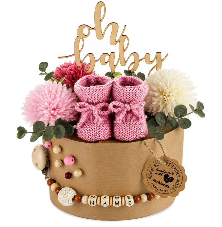 Nachhaltige Windeltorte Berry im Boho-Look mit Eukalyptus und Kraftpapier auf einem gedeckten Geschenktisch