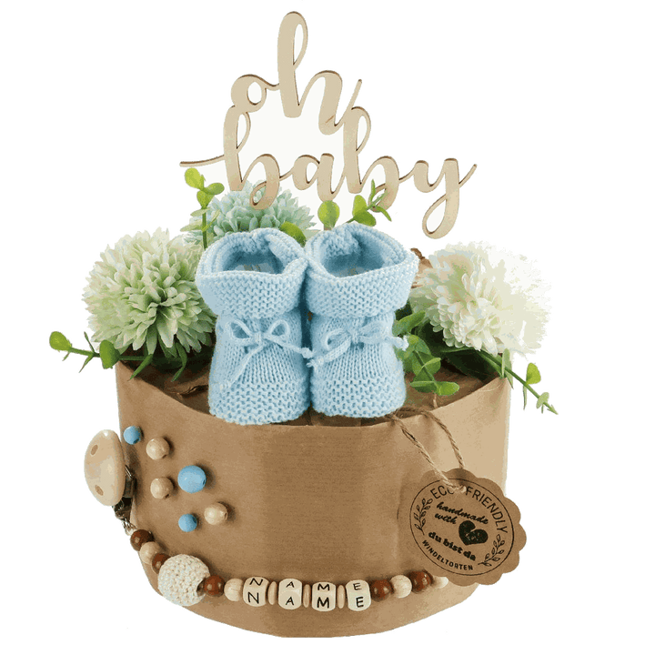 Detailansicht der Eco Friendly Windeltorte Blue mit gestrickten Babybooties und Holztopper