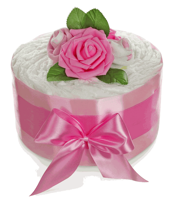 Rosa Windeltorte mit breiter Satinschleife, pinker Rosenblüte, Söckchenrosen und grünen Blättern auf Weiß