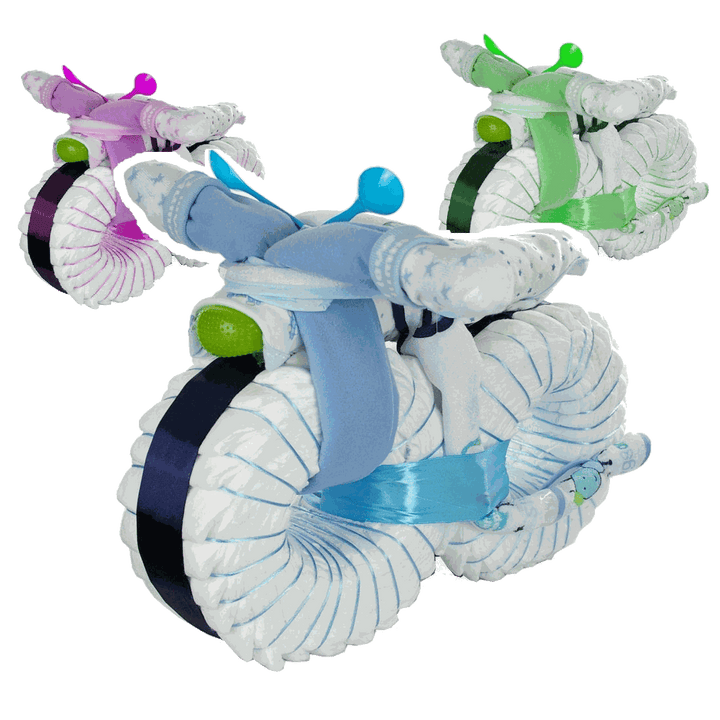 Alle Teile der XXL Windeltorte Windelmotorrad im Überblick: Windelmotorrad, Bodys, Lätzchen, Söckchen und Pflege-Set.