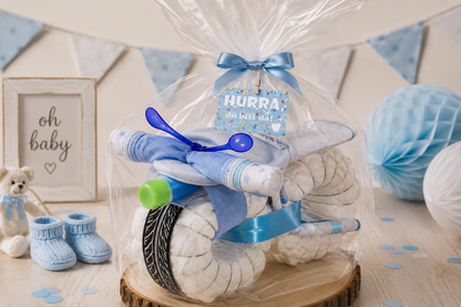 Windelmotorrad für Jungen in Geschenkfolie verpackt mit blauen Babyaccessoires und Grußkarte